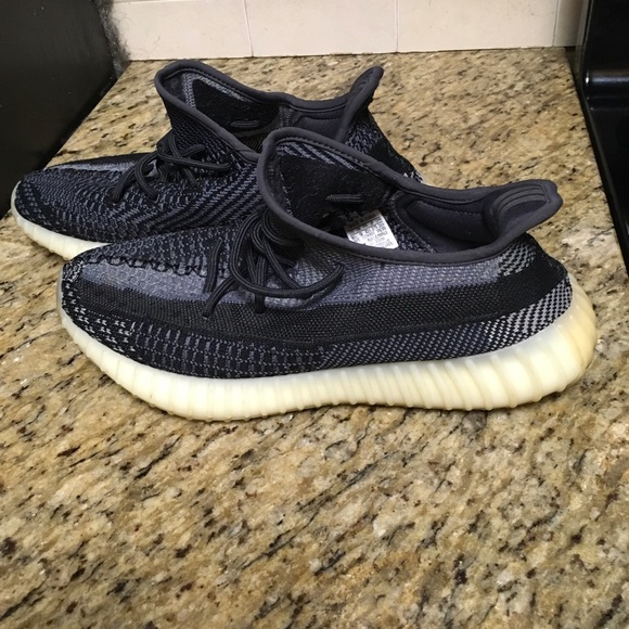 Great buy carbon v2 Yeezy size 9.5 slightly worn with original box - Picture 4 of 4